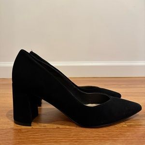 Black pumps